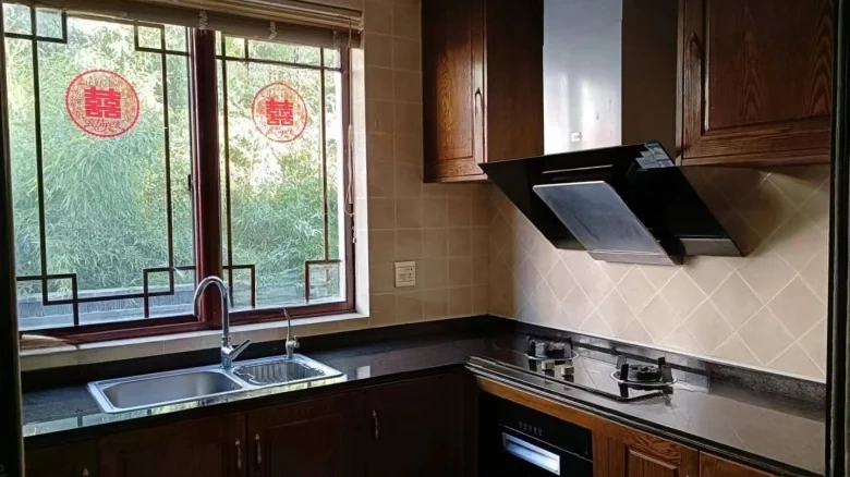 Elegant Jade Courtyard - View 7