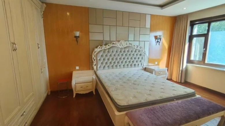 Changchun Pearl明珠 can be directly translated as part of the location name and descriptive term. However, for a more cohesive translation that fits typical naming conventions in English, one might use - View 2