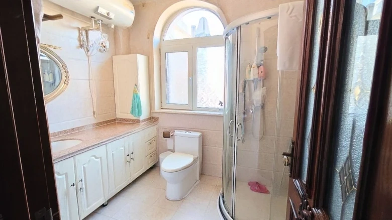 Midi Manor - View 15