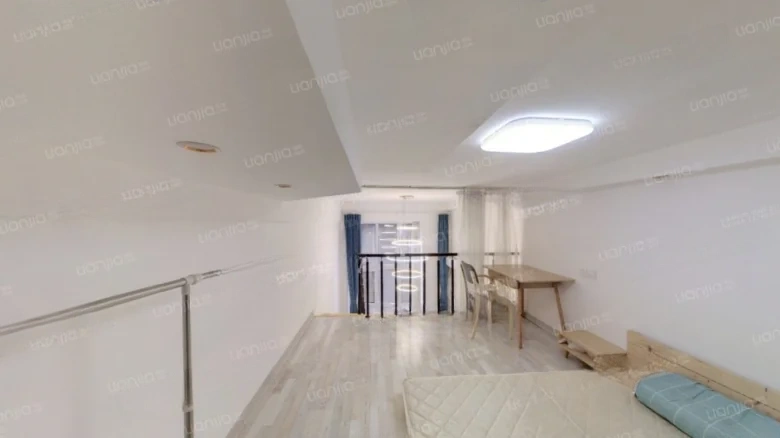 Poly Golden Champagne - View 2