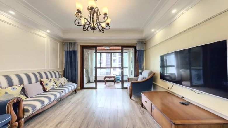 Hóng Kông Zhì Dì Yī Hào Hú pàn This translation represents a phonetic rendering in English. In terms of an exact compound name translation, it could be rendered as - View 10