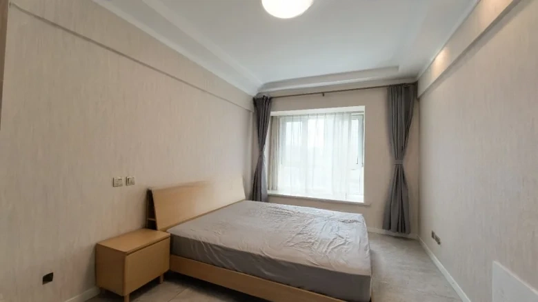 Poly Champagne - View 1