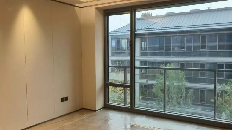 Circular Heaven Praise颂 can be challenging to directly translate into an exact English equivalent due to its poetic and conceptual nature. A close interpretation might be - View 5