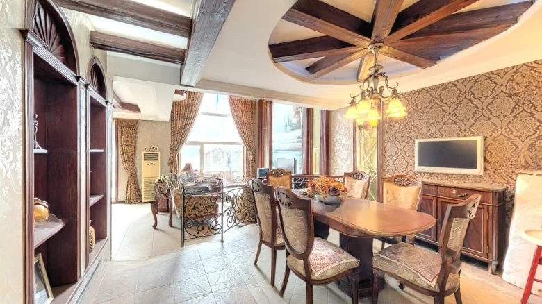 Maidi Manor - View 11