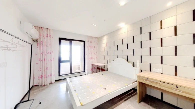 Crowd's Peaceful Seas Bay - View 2