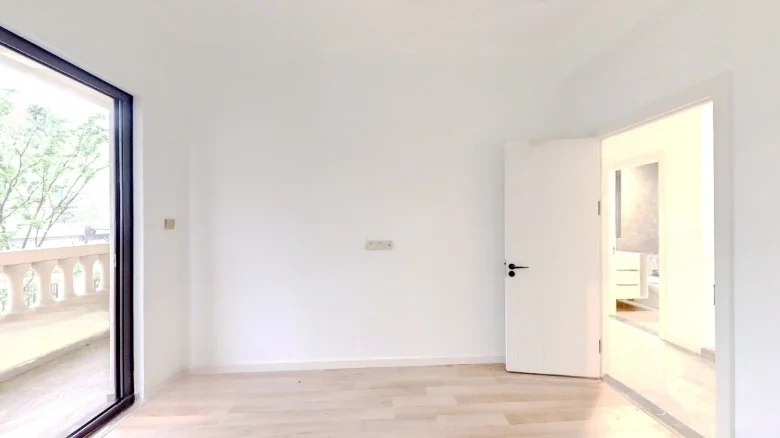 RuiXiang一号或多译为RuiXiang Yihao，通常在正式场合会使用更加完整的表达 - View 4