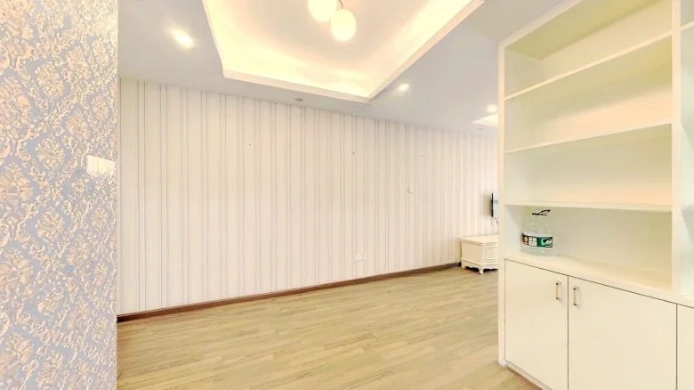 Ten Thousand Crowns Mansion - View 3