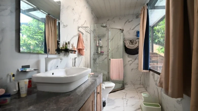 Magnificent Island Facing Two Rivers and Government Offices - View 23