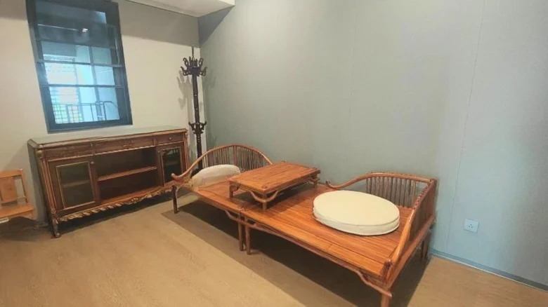 Luhong · Listening Blue Times - View 4