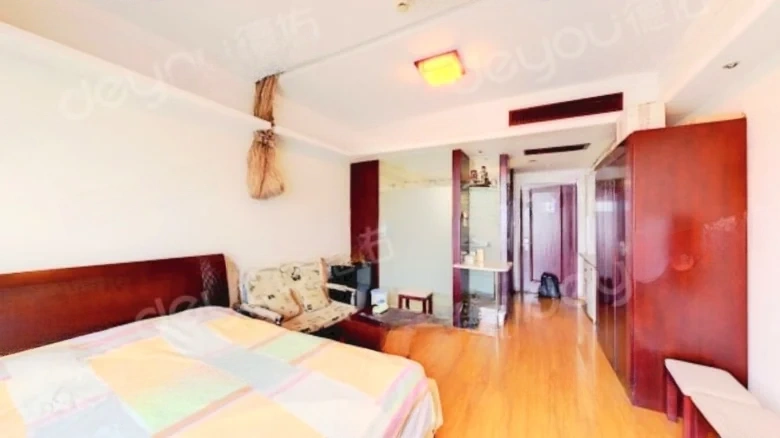 Cain West Lake Golden Seat - View 1