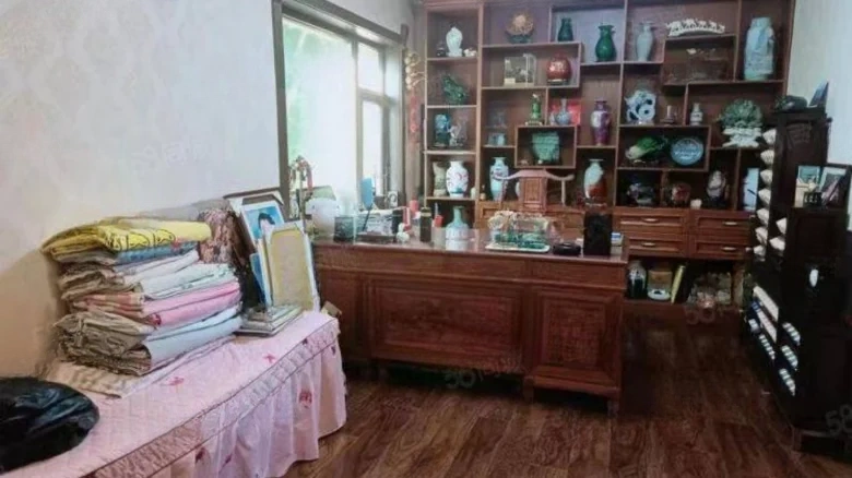 Changchun Pearl明珠 can be directly translated as part of the location name and descriptive term. However, for a more cohesive translation that fits typical naming conventions in English, one might use - View 9