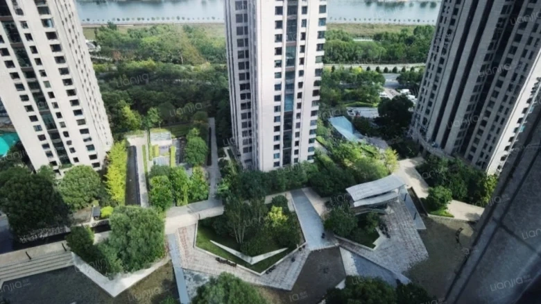 Skyscraping Stone - View 2