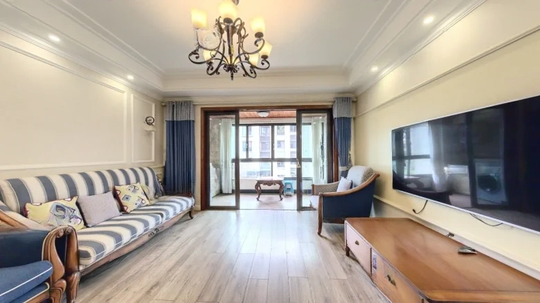 Hóng Kông Zhì Dì Yī Hào Hú pàn This translation represents a phonetic rendering in English. In terms of an exact compound name translation, it could be rendered as - View 11