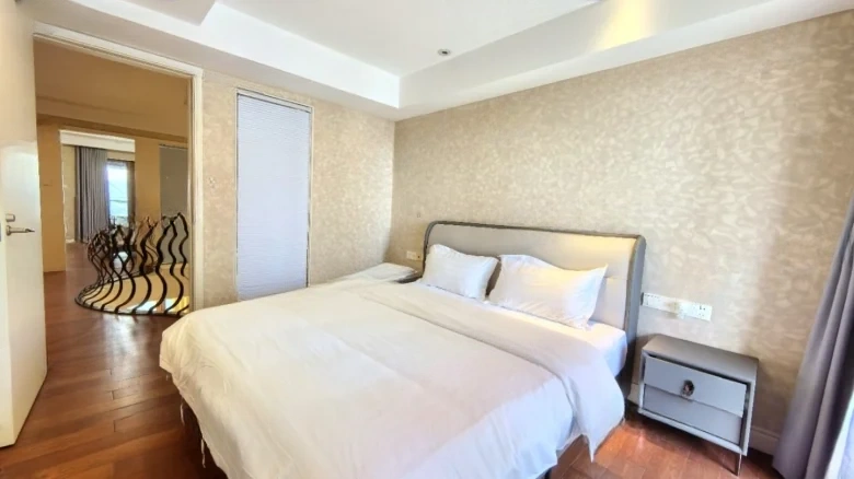 Peninsula Hillside · Central Seaview Avenue - View 3