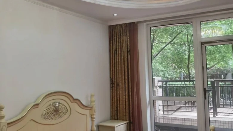 Nanhu One号 The '号' is typically left in Chinese as it can refer to a specific designation or number in a series, which doesn't have a direct equivalent in English. If an exact translation without characters is required, it would be - View 2