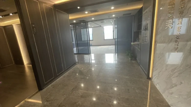 Zhaoshang Diamond Hill Venture Ltd.或其他根据上下文适合的英文名称表达，由于“招商”在这里可以是公司名也可以解释为“吸引投资”的意思，具体需要看语境。如果“招商”特指某个公司，则建议使用 - View 1