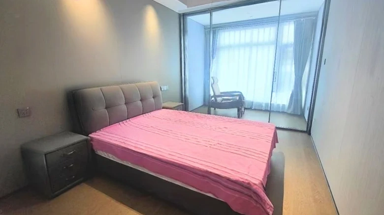 Luhong · Listening Blue Times - View 2