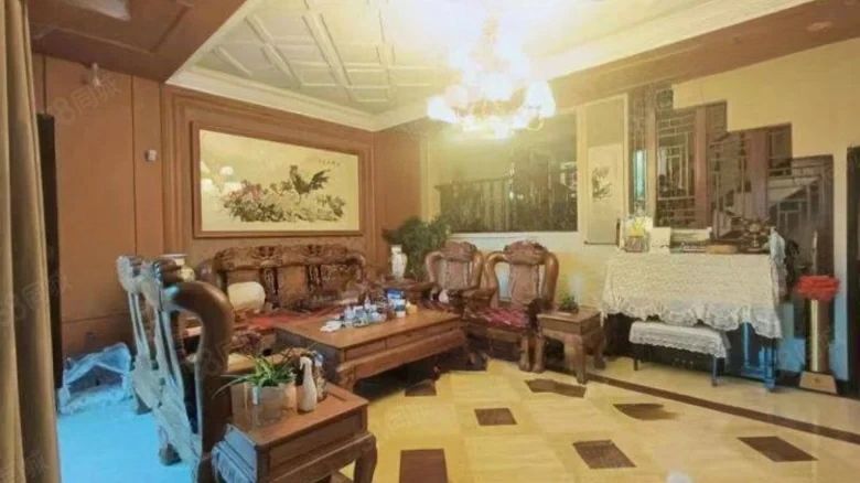 Changchun Pearl明珠 can be directly translated as part of the location name and descriptive term. However, for a more cohesive translation that fits typical naming conventions in English, one might use - View 1