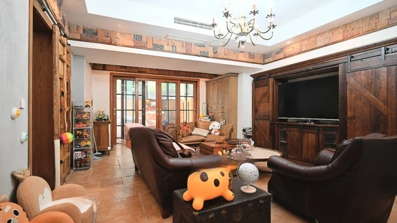 Magnificent Island Facing Two Rivers and Government Offices - View 16