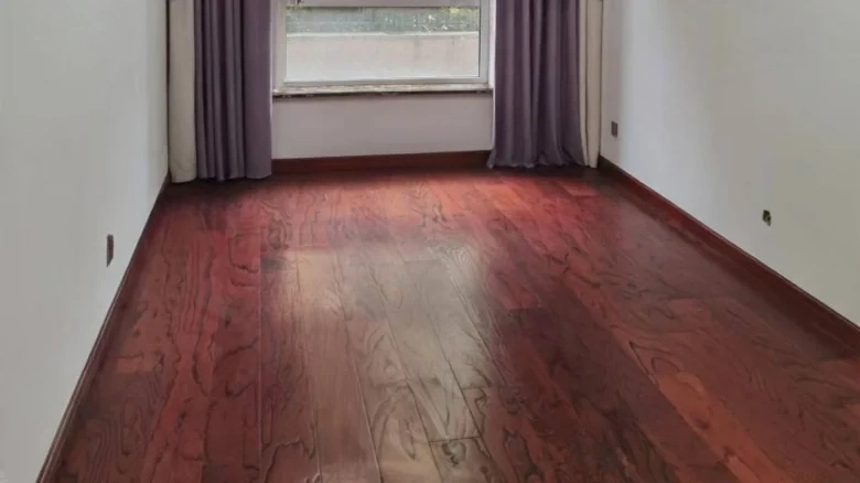 Nanhu One号 The '号' is typically left in Chinese as it can refer to a specific designation or number in a series, which doesn't have a direct equivalent in English. If an exact translation without characters is required, it would be - View 1