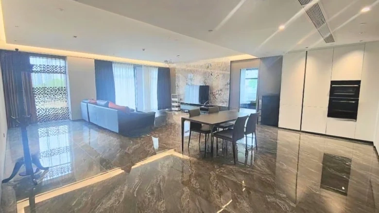 Luhong · Listening Blue Times - View 1