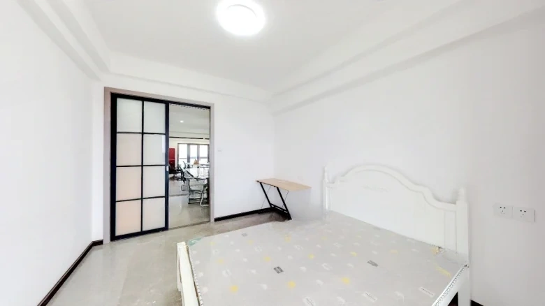 Crowd's Peaceful Seas Bay - View 1