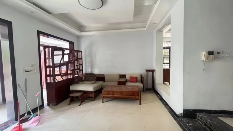 Rongyu Compound или более точно в контексте имен местности может быть - View 8