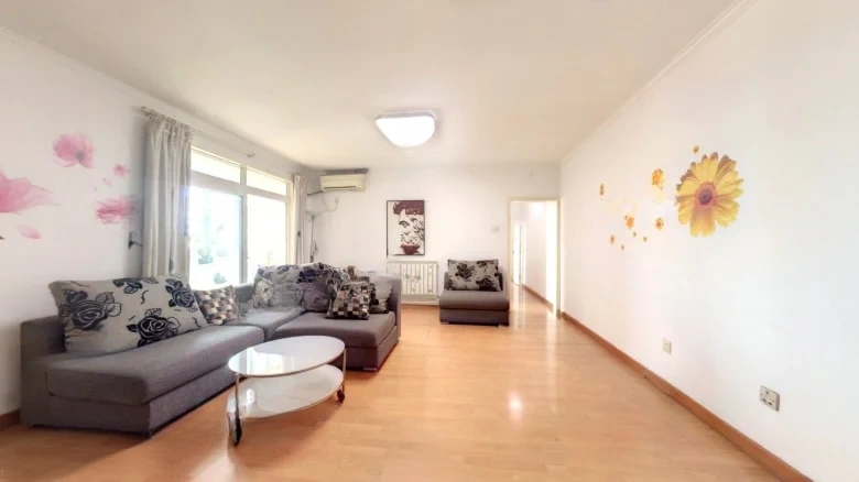 Elegant Clear Garden - View 1