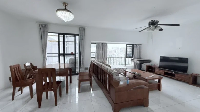 Zhouda Dongfang Bahamas, which translates to "Zhouda Oriental Bahamas". - View 1