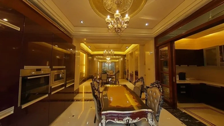 Elegant Home Platinum Elegance Court - View 1