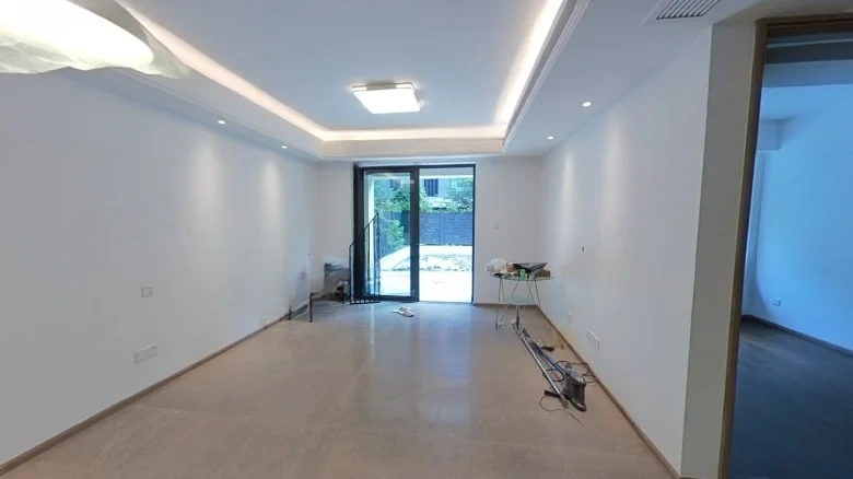 Reflection Bridge ArchWAY或者是更符合英语习惯的表达Yinghong Bridge，这取决于具体的文化和翻译背景。如果需要严格按照字面意义翻译且保持原意，请选择 - View 6