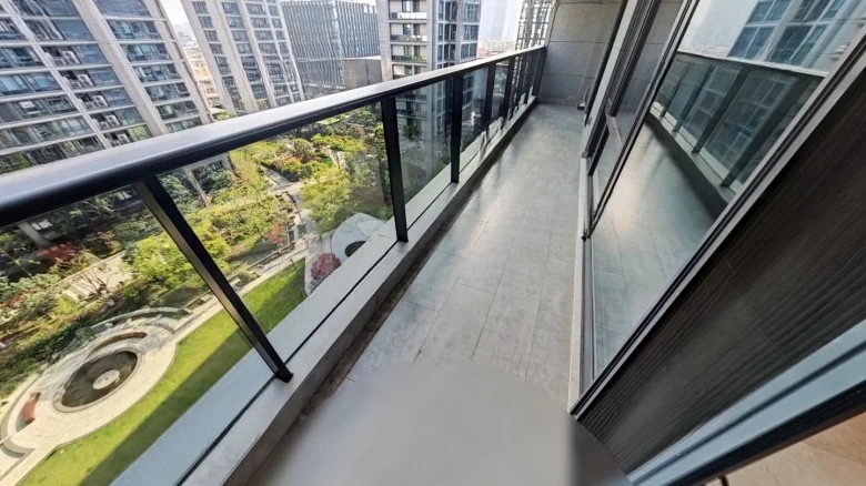 Everyone's Emerald City Golden Phoenix Mansion - View 12