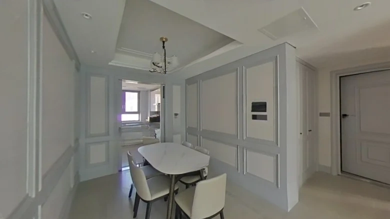 Hai信Jun澜国际酒店 A direct translation focusing on the names within would be - View 1