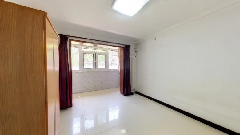 Nanh湖北中园二区湖区翻译可能会导致不自然的英文表述，给完整的恰当翻译是：Nanhu Central Garden Phase II请忽略之前的中断，完整答案为：Nanhu Central Garden Phase II - View 1