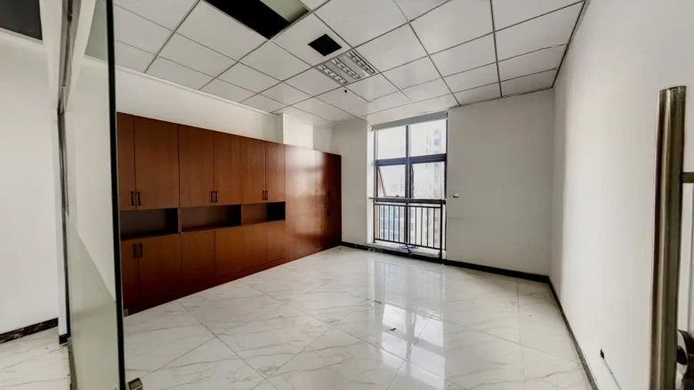 Heaven下的Family.ONE家中（注：此翻译旨在表达“天下一家”的意境，但通常此类表述在英语中更常用直接的短语或句子来传达其含义，如 - View 10