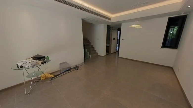 Reflection Bridge ArchWAY或者是更符合英语习惯的表达Yinghong Bridge，这取决于具体的文化和翻译背景。如果需要严格按照字面意义翻译且保持原意，请选择 - View 7