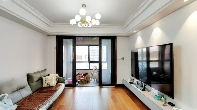 Sky Mansion Heart Adorns Grand Courtyard - View 9