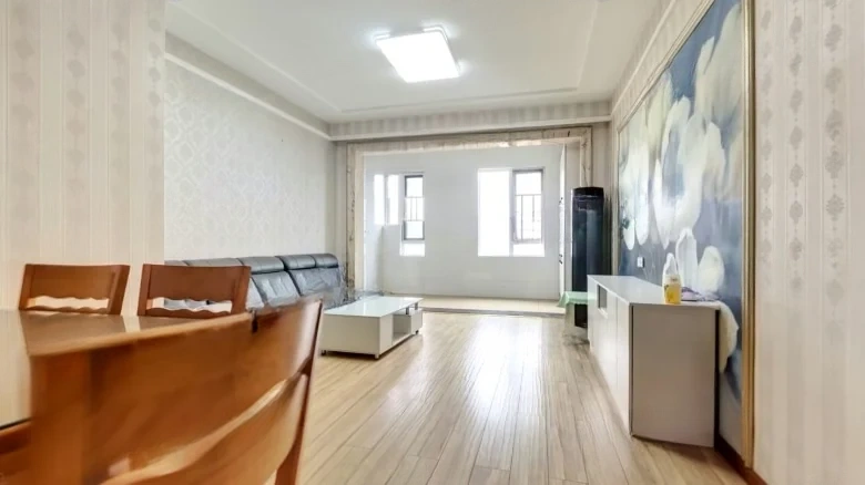 Contemporary Hampton Town - View 1