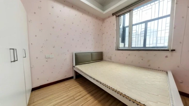 Contemporary Hampton Town - View 3