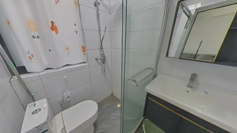 Lakeview Mansion景可以翻译为Mansion或者Garden，根据具体语境选择。这里的翻译采取Lakeview作为主要译名，因为“湖边”是描述性词语，强调位置和景观特点。因此更倾向于使用Lakeview来直接反映其含义。如果需要更准确的表达并考虑到可能的文化习惯差异，“湖景御苑”或“御景湖畔”这样的名称可能会翻译为Embassy Lake Gardens 或者 Imperial View at the Lake Shore，但是根据原始文本 - View 5