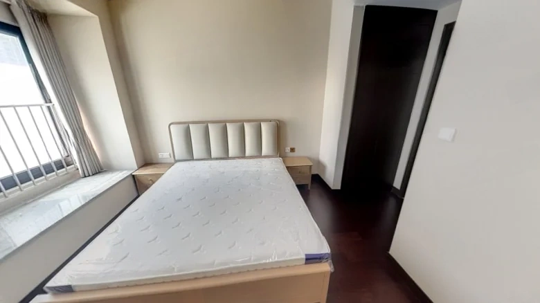 Elegant Ode in Gentle Breeze - View 3