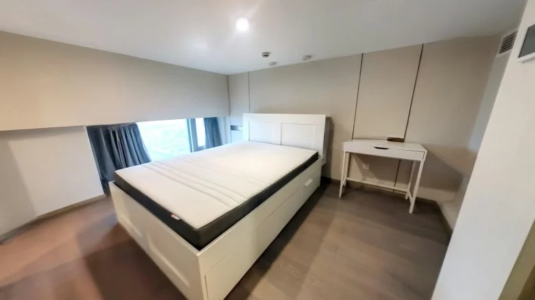 Majestic Gold Throne - View 3