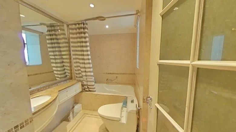 East Sea Road 9号注：在翻译中，“号”通常保留不变，因为它有特定的地址含义。如果需要完全西化的表达，可以进一步处理为“NO. 9 East Sea Road”。根据要求只返回翻译文本的原则，此处仅提供前一部分翻译 - View 9