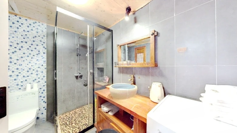 Northeast Street - View 25