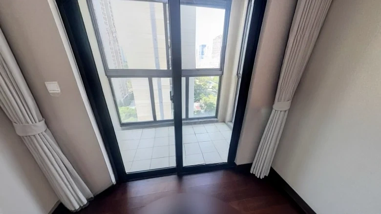 Elegant Ode in Gentle Breeze - View 2