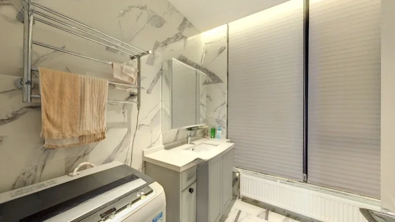 Long Hair Metropolitan Gentlemen - View 7