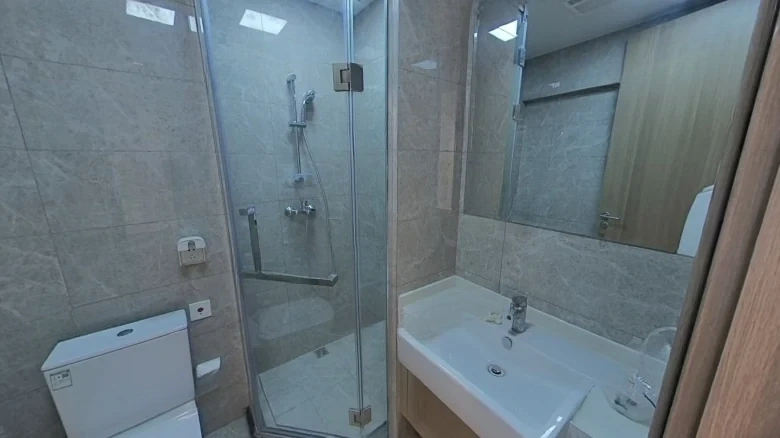 Reflection Bridge ArchWAY或者是更符合英语习惯的表达Yinghong Bridge，这取决于具体的文化和翻译背景。如果需要严格按照字面意义翻译且保持原意，请选择 - View 9