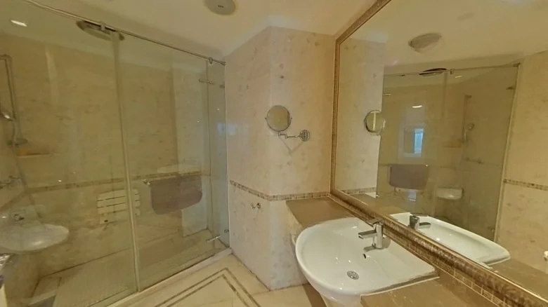 East Sea Road 9号注：在翻译中，“号”通常保留不变，因为它有特定的地址含义。如果需要完全西化的表达，可以进一步处理为“NO. 9 East Sea Road”。根据要求只返回翻译文本的原则，此处仅提供前一部分翻译 - View 11