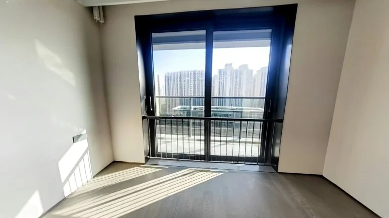 Riverfront Mansion Riverside - View 2