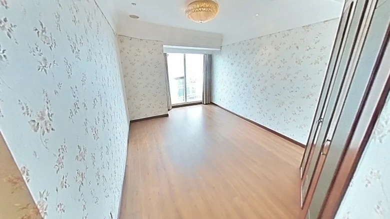 East Sea Road 9号注：在这一翻译中，“号”通常保持不变，因为它是地址中的特定标记。对于完全的英语化表达，可以译为：9 East Sea Road - View 3